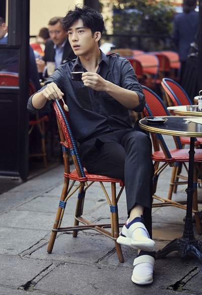 井柏然巴黎旅行拍写真 享受时光