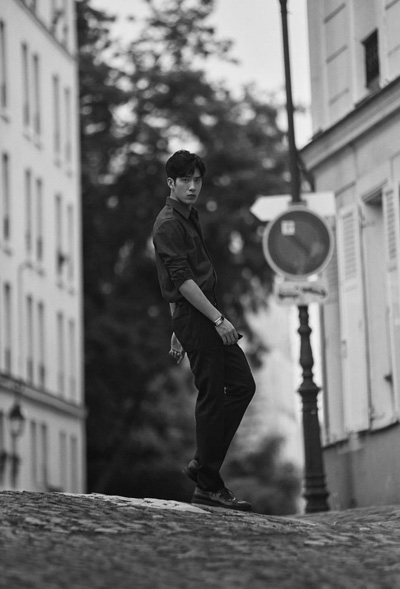 井柏然巴黎旅行拍写真 享受时光