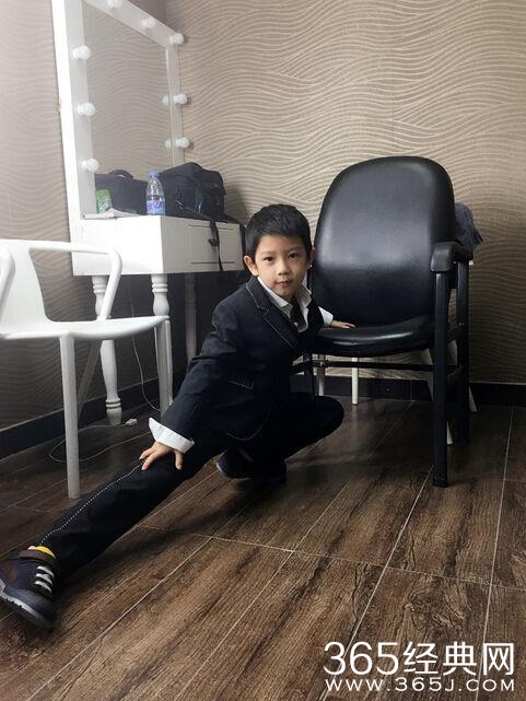 胡静晒儿子长腿照 小西装长相俊俏