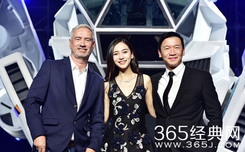 Baby现身《独立日2》首映 与导演罗兰贴脸送吻