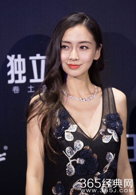 Baby现身《独立日2》首映 与导演罗兰贴脸送吻