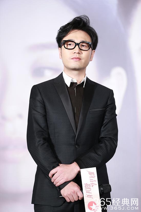 王铮亮微博晒妻子孕照 不“按时到货”焦急不已