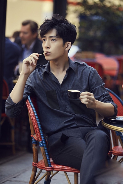 井柏然巴黎旅行拍写真 享受时光