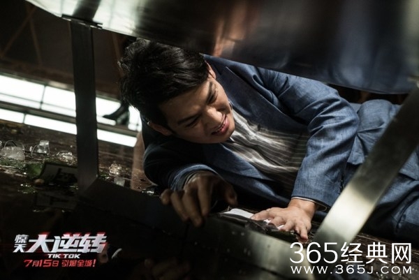 钟汉良新剧曝出剧照 惨遭爆头粉丝惊呼