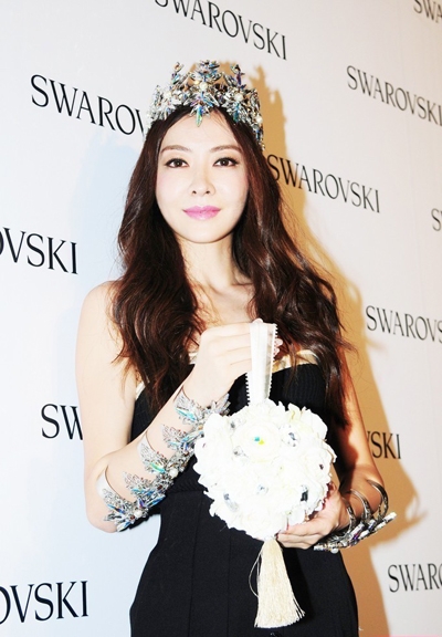 熊黛林抹胸长裙秀身材 头戴皇冠似女王