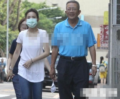 林依晨护肚飘孕味 与公公吃饭悉心照顾