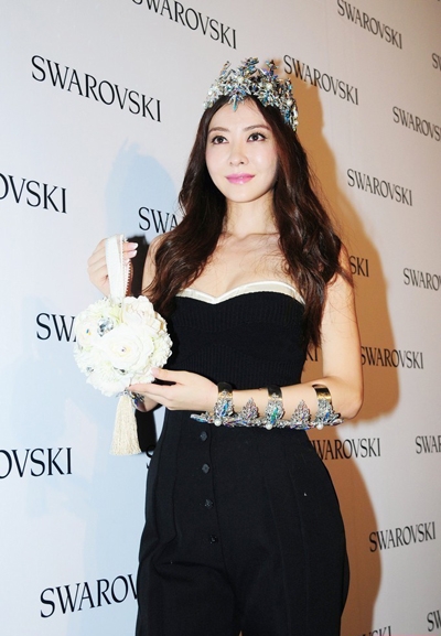 熊黛林抹胸长裙秀身材 头戴皇冠似女王