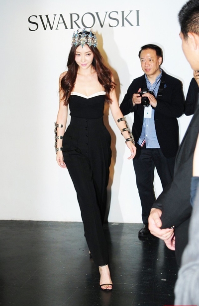 熊黛林抹胸长裙秀身材 头戴皇冠似女王