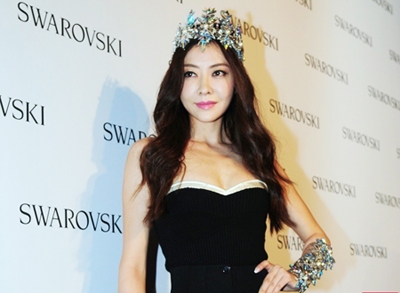 熊黛林抹胸长裙秀身材 头戴皇冠似女王