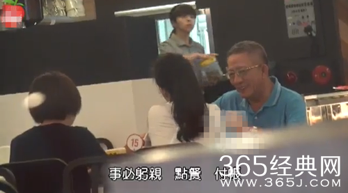 林依晨护肚飘孕味 与公公吃饭悉心照顾