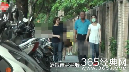 林依晨护肚飘孕味 与公公吃饭悉心照顾