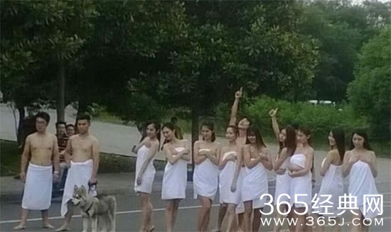 女生大尺度毕业照曝光 报纸浴巾遮羞露美腿