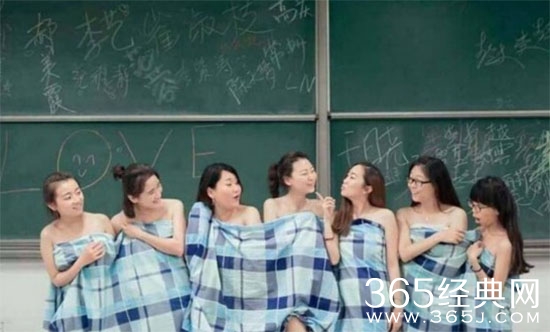 女生大尺度毕业照曝光 报纸浴巾遮羞露美腿