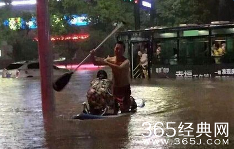 四川宜宾救了一车人的划船哥邓伟资料及背景