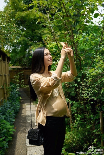 姚晨微博晒照挺孕肚温婉文艺