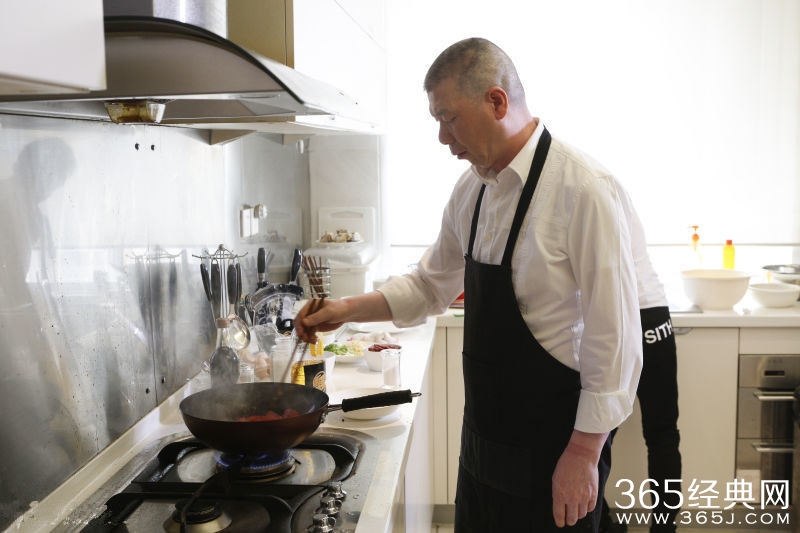 熟悉的味道冯导买菜砍价 不爱鲍鱼爱榨菜