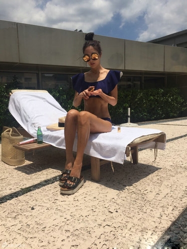 曹格娇妻晒性感照 身材逆天