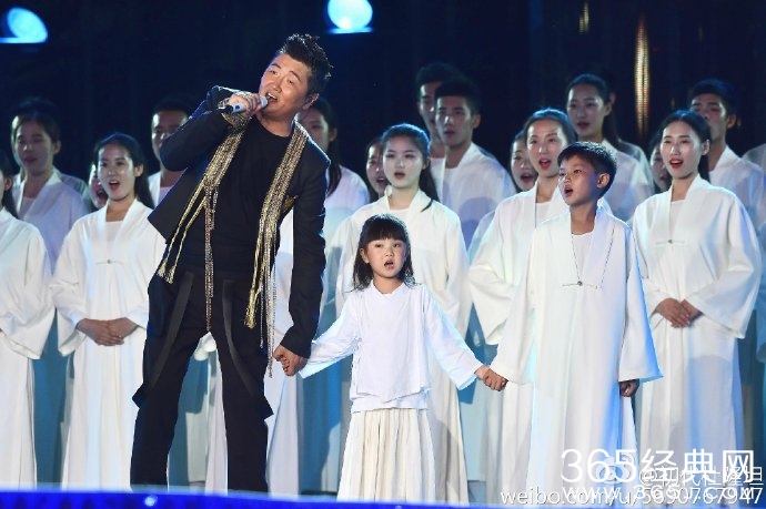 孙楠小女儿首度曝光 大眼萌萌哒