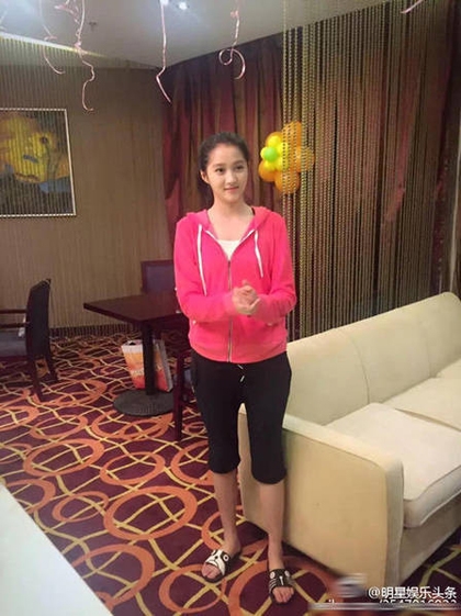 关晓彤庆祝金榜题名 宴请友人举杯畅饮