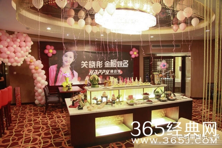 关晓彤庆祝金榜题名 宴请友人举杯畅饮