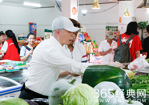 熟悉的味道冯导买菜砍价 不爱鲍鱼爱榨菜