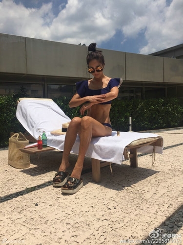 曹格娇妻晒性感照 身材逆天