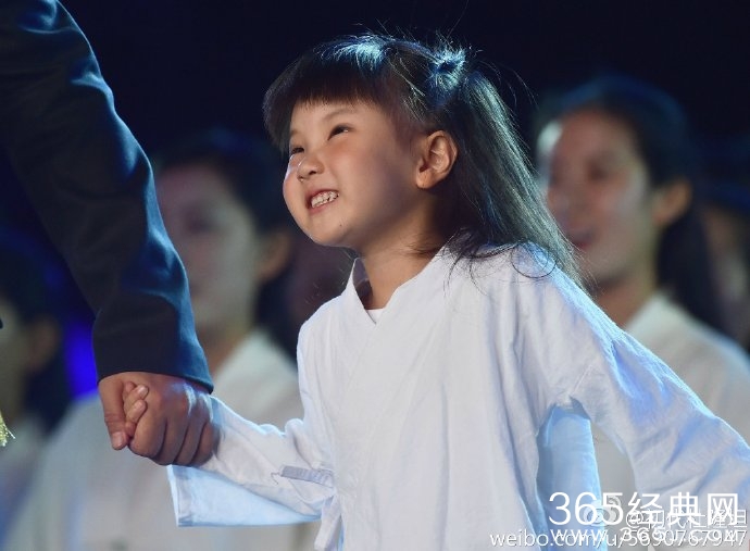 孙楠小女儿首度曝光 大眼萌萌哒