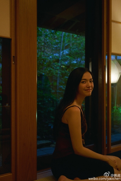 姚晨微博晒照挺孕肚温婉文艺