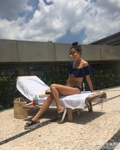 曹格娇妻晒性感照 身材逆天