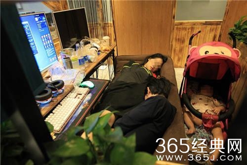 90后夫妻带婴儿住网吧 工资五六千租不起房