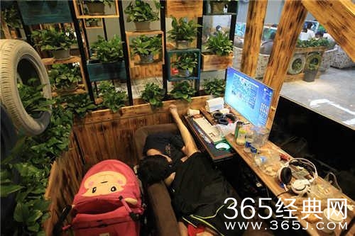 90后夫妻带婴儿住网吧 工资五六千租不起房