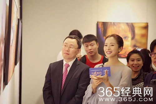 江一燕上海办摄影展 照片感动众人