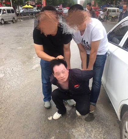 男子不顾求饶杀母 杀死父亲捅伤伯父