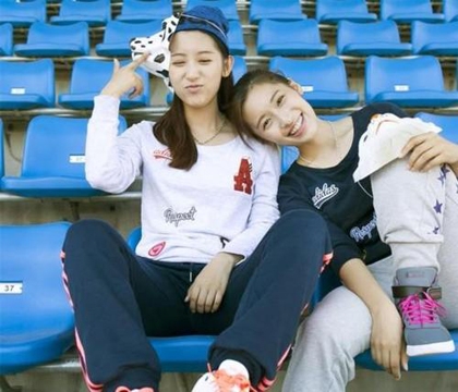 复旦双胞胎走红 青春靓丽备受关注