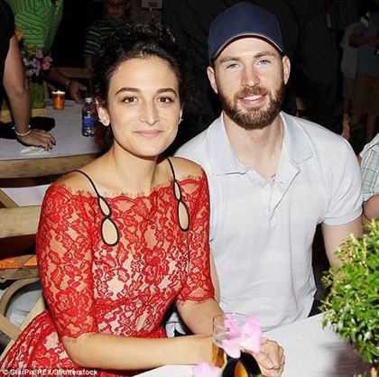 美国队长公布恋情 粉丝心碎