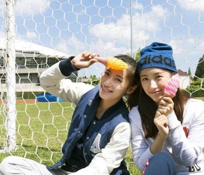 复旦双胞胎走红 青春靓丽备受关注