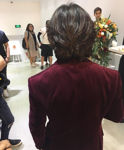 王宝强梳长卷发化身李咏 哈文：直接打他