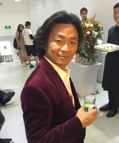 王宝强梳长卷发化身李咏 哈文：直接打他