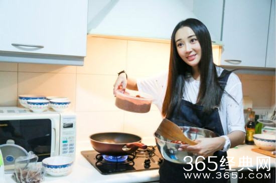 杜若溪直播变厨娘 独家秘制小龙虾