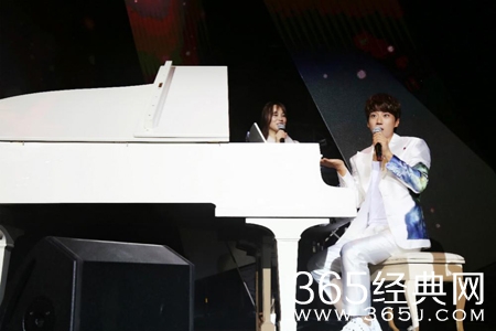 黄致列深圳献唱 与歌迷互动引爆全场热潮