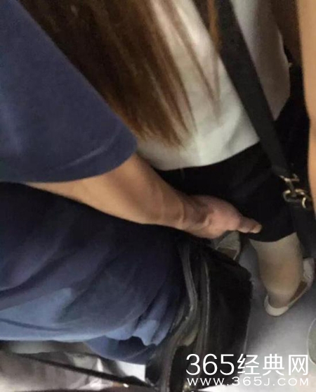 上海地铁又现色狼 被摸女孩害怕不敢吭声