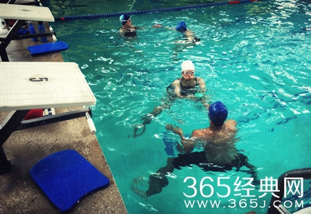 章子怡产后水中训练 泳装现身身材丰满