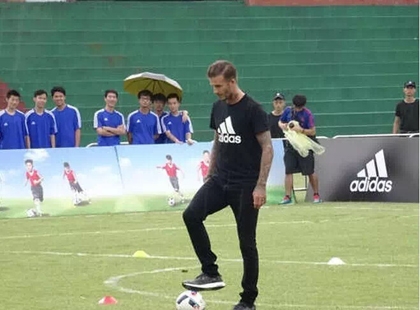 贝克汉姆空降广州 执信中学娱乐踢球