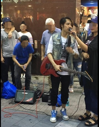 Tank街头献唱 希望重返歌坛
