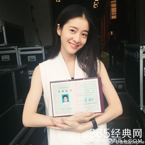 张雪迎直播与关晓彤飙戏 自曝择偶标准