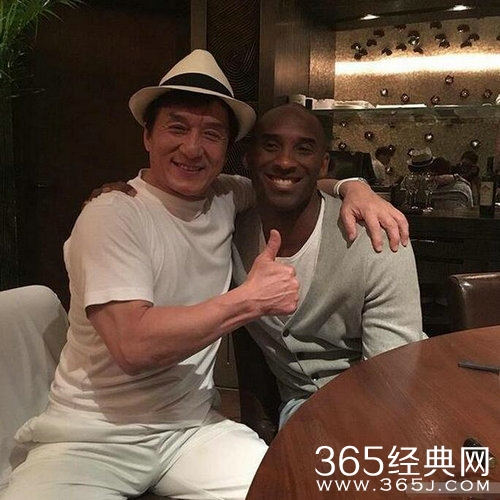 成龙与科比合影 科比回揽成龙肩膀显娇小