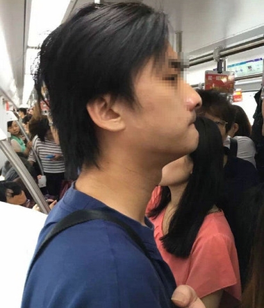 上海地铁又现色狼 被摸女孩害怕不敢吭声