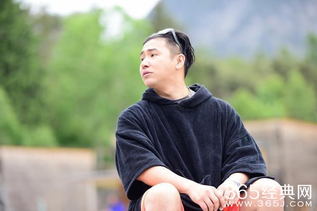 欧弟自曝早年替父还债 因压力大割腕自杀