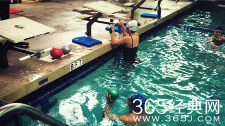 章子怡产后水中训练 泳装现身身材丰满