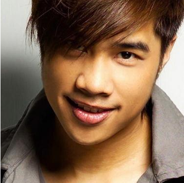 Tank街头献唱 希望重返歌坛